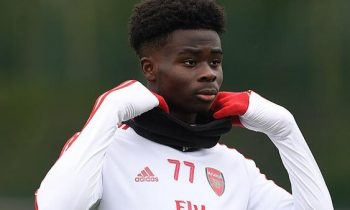 Arsenal habla con Saka para renovar contrato