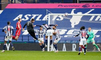 El Liverpool gana 3 victorias consecutivas 2-1, a 1 punto de los cuatro primeros