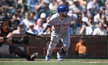 El ex receptor estrella de los Yankees se unió a los Mets en el primer juego y fue muy apreciado por Xue Zhe.